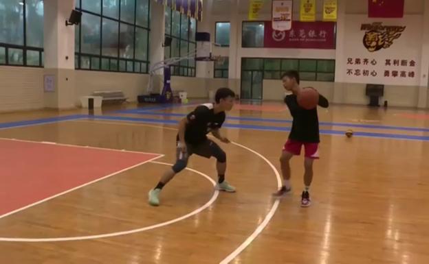 Un niño de 14 años se hace viral jugando al baloncesto con un solo brazo
