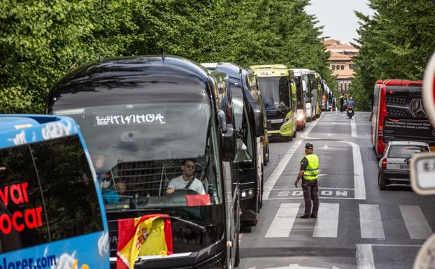 Una gran manifestación de autocares atraviesa la capital para exigir soluciones para todo el sector