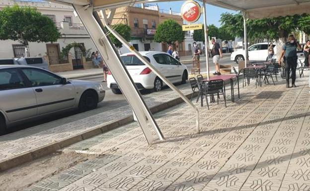 Atropella a ocho personas en la terraza de un bar de Sevilla
