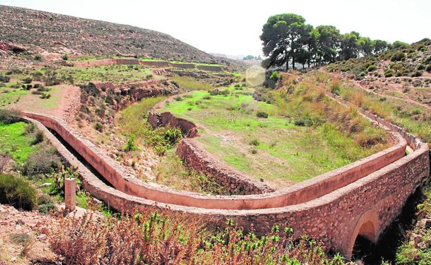 El cauce de san Indalecio y la ciudad de las dos vegas