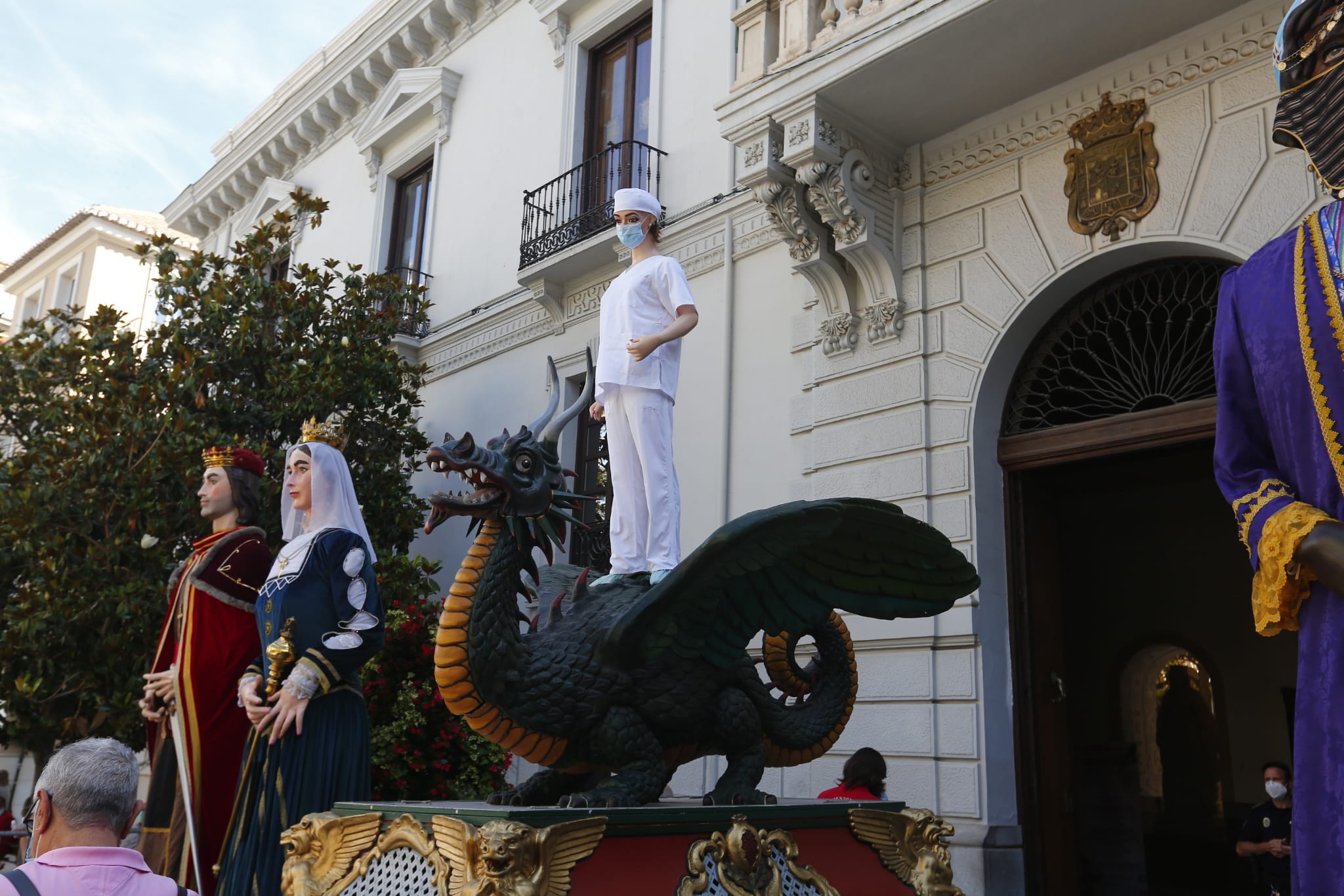 La Tarasca luce vestida de sanitaria en el corpus de Granada