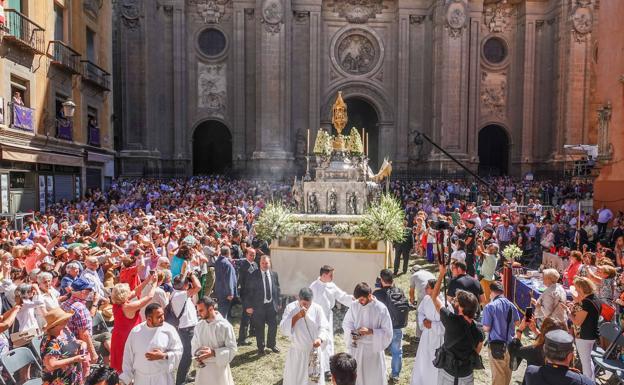 Granada celebra su procesión del Corpus por el interior de la Catedral