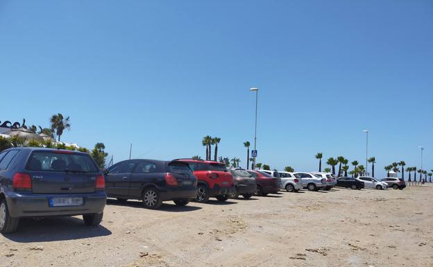 Motril habilita 1.880 plazas de parking ante el aviso de que Costas multará en la arena