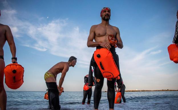Los deportes en grupo vuelven a llenar las playas de Almería