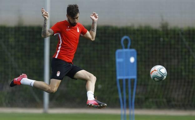 Vadillo y Köybasi, bajas por lesión en una lista de 21 futbolistas