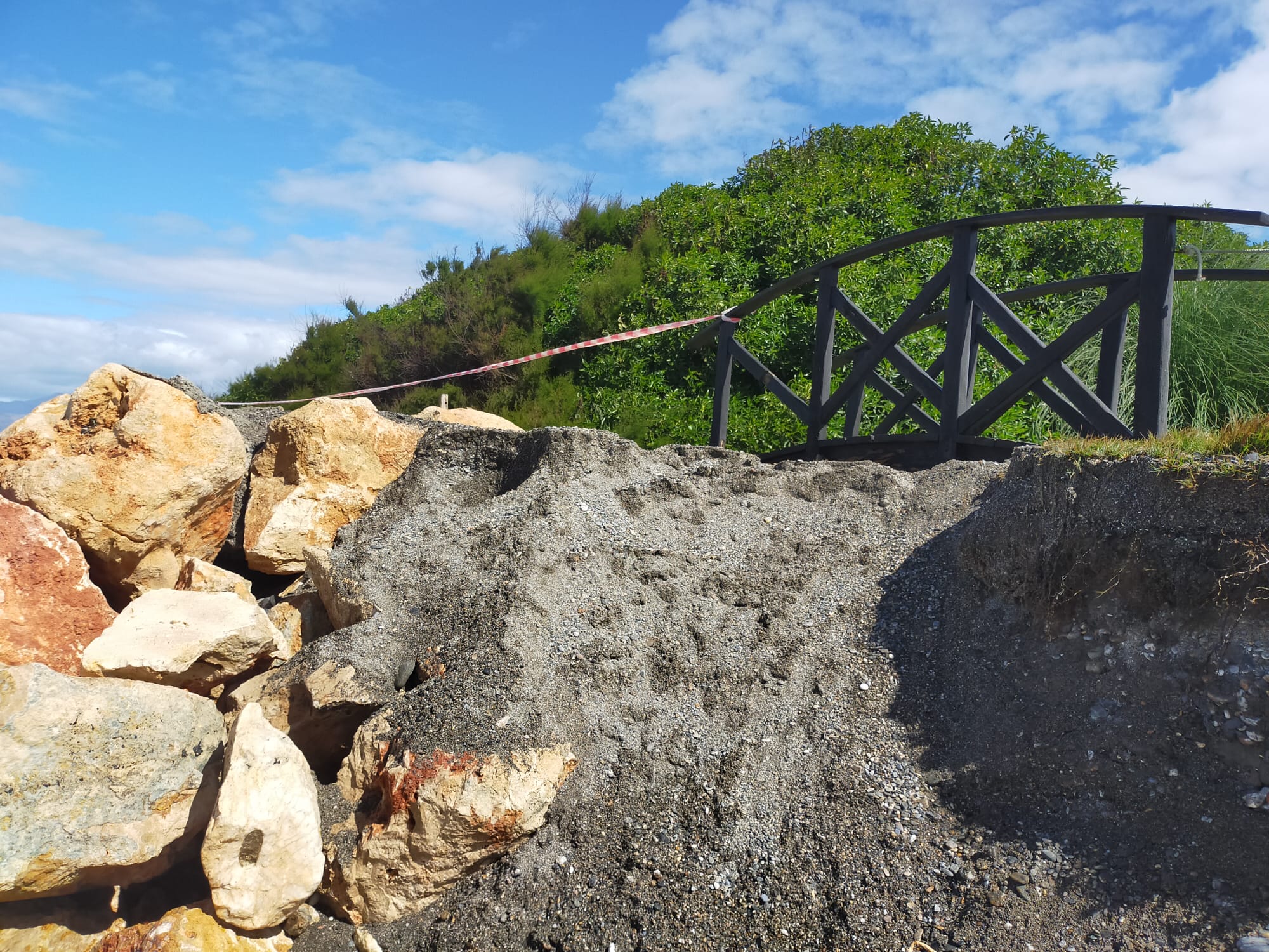 Playa Granada amanece con un escalón debido al temporal