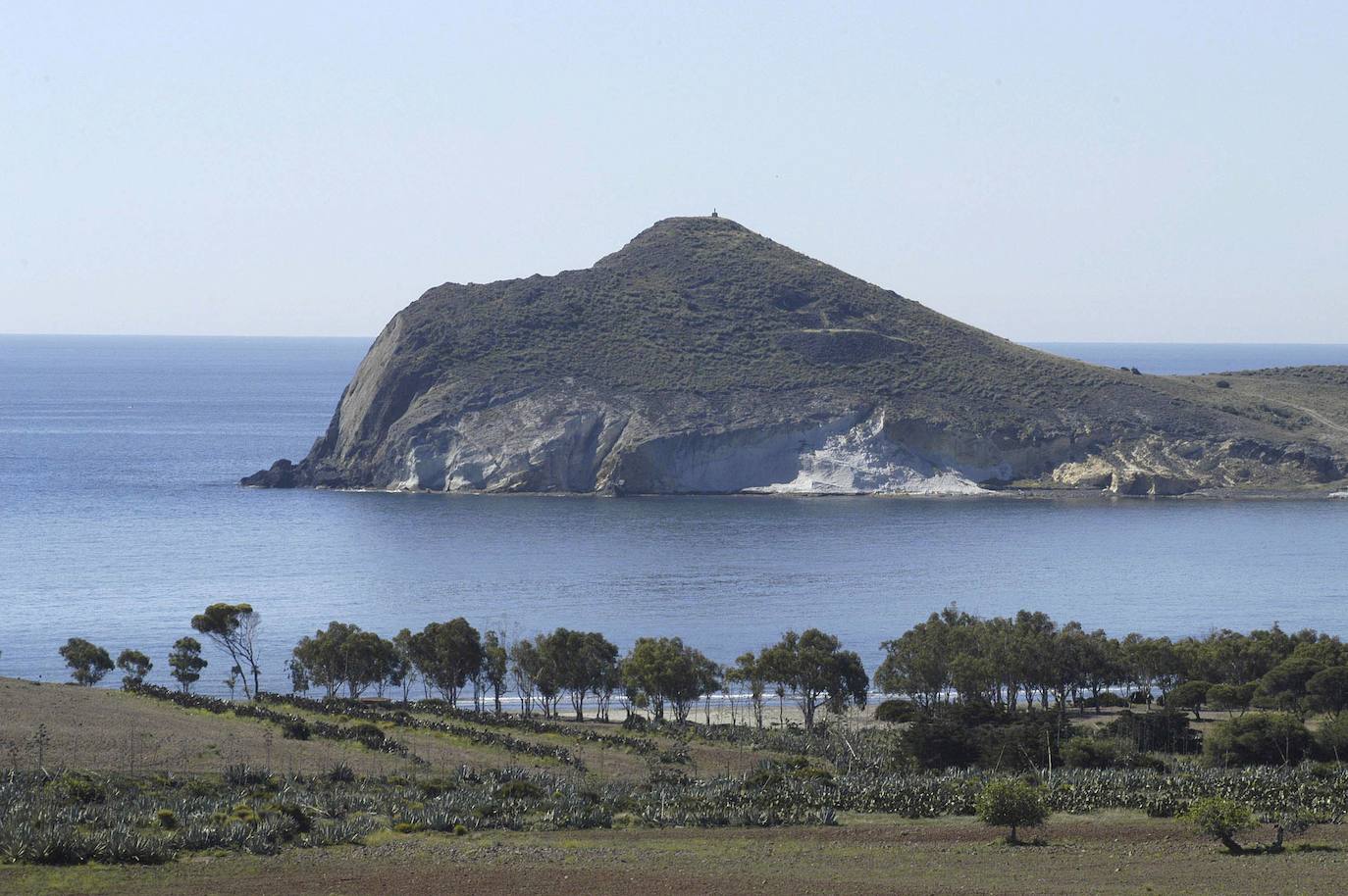 Las playas de Mónsul y Genoveses restringen su acceso con control de ...