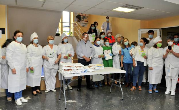 El vecino de Linares Luis Sánchez entrega un nuevo cargamento de 'EPIs' al personal sanitario