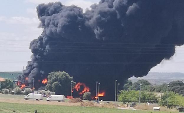 Vecinos de Espeluy continúan en sus casas por el humo tóxico de un incendio