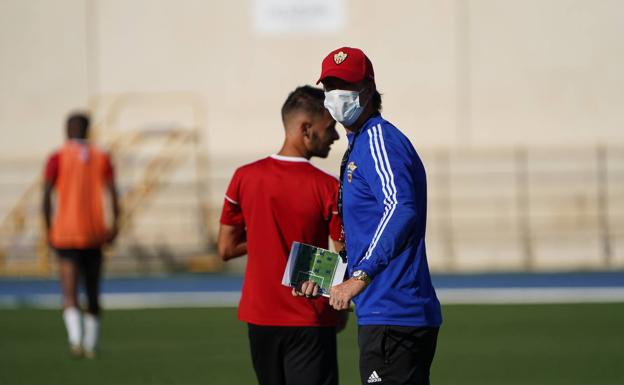 Guti asegura que si el Almería gana los seis partidos en casa estará «cerca de lograr el objetivo»