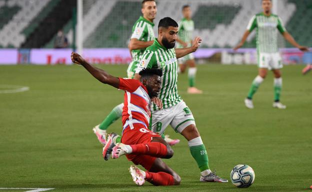 Dos obreros para tapar el socavón en el centro del campo