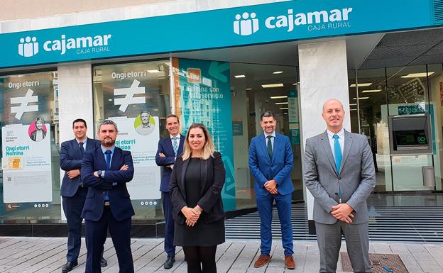 Cajamar abre sus primeras oficinas en Lugo y Vitoria