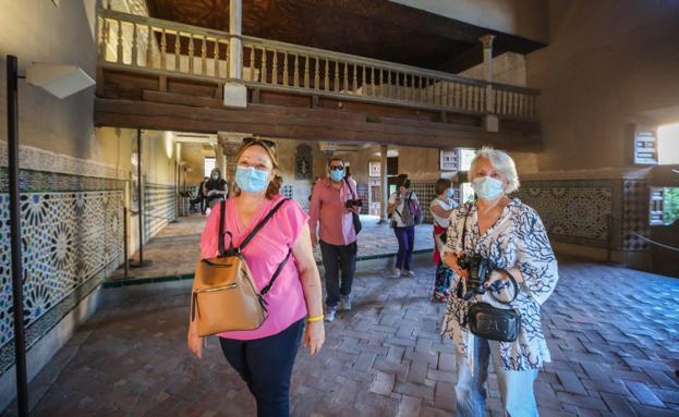 Aguirre advierte de que las mascarillas no sirven para proteger el codo o el mentón