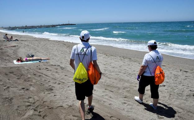 Colectivos almerienses denuncian que la Junta «ha discriminado a 300 personas con discapacidad» al contratar vigilantes de playa