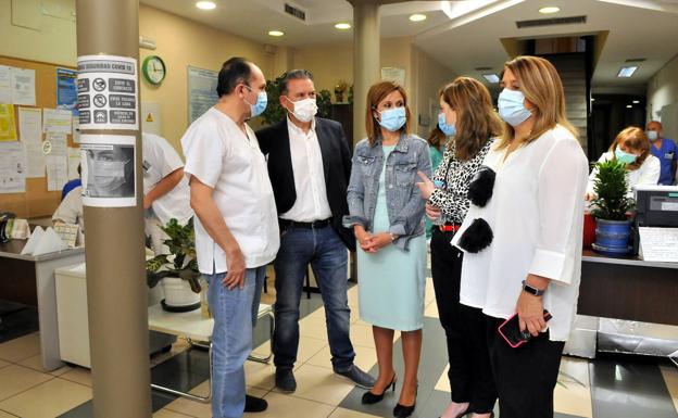 La delegada de Salud reconoce en Linares la «gran labor» del personal sanitario
