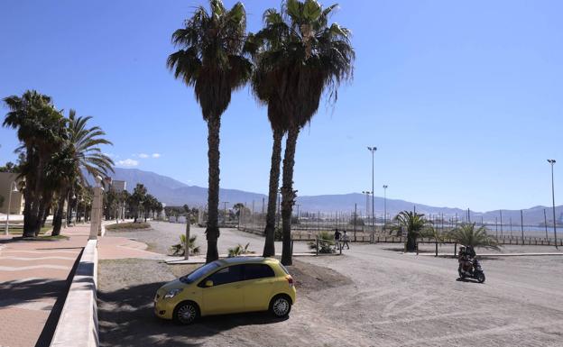 Costas vuelve a prohibir aparcar en la arena y no ve viable ampliar el paseo marítimo de Poniente