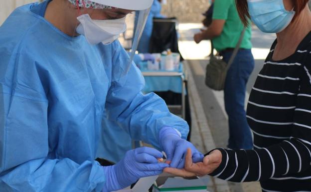 Un nuevo positivo por Covid, pero solo cuatro enfermos ingresados y ninguno en la UCI en Almería