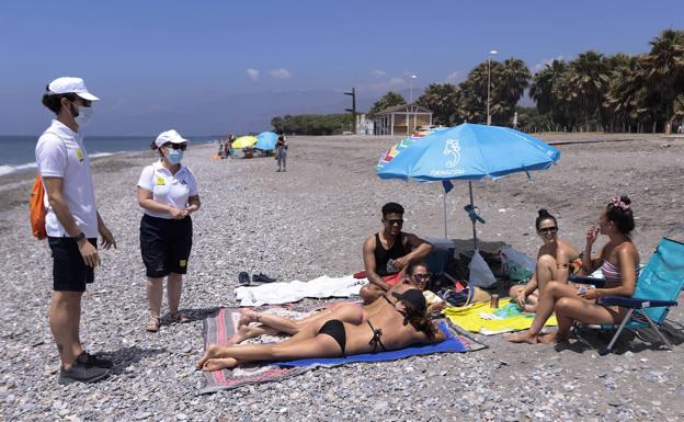 Los vigilantes de la playa de la Junta ya están en la Costa granadina