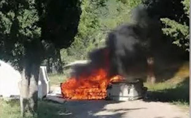 Investigado por realizar pintadas en un colegio y provocar el incendio de contenedores en Villacarrillo