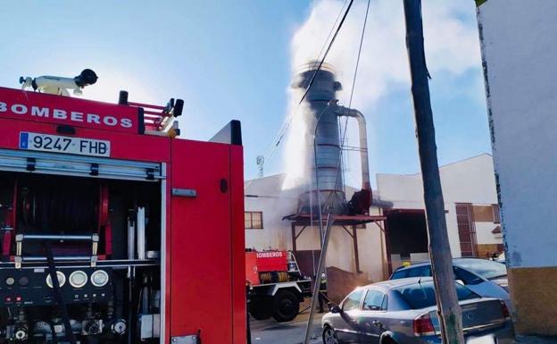 Los Bomberos sofocan un incendio en una carpintería de Torredelcampo