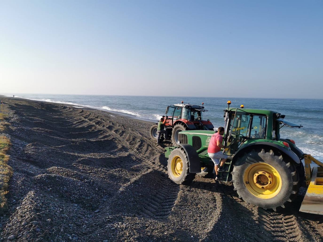 Motril solventa desde casa los 'eternos' problemas de sus playas mientras reclama acción a Costas