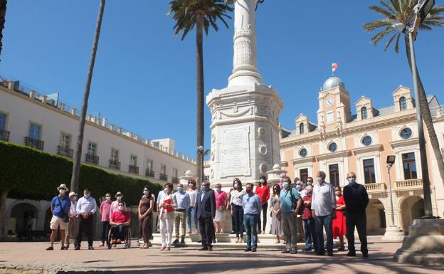 El PSOE lleva al TSJA el traslado de los árboles y del Pingurucho de la Plaza Vieja