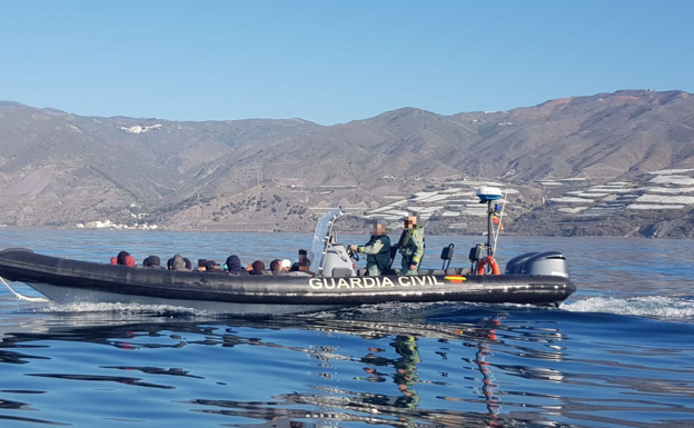 Piden 7 años de prisión a tres responsables de una patera con 90 inmigrantes que llegó a Granada