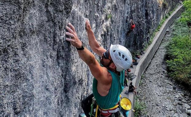 El escalador ciego Javi Aguilar firma en Los Cahorros su última hazaña mundial