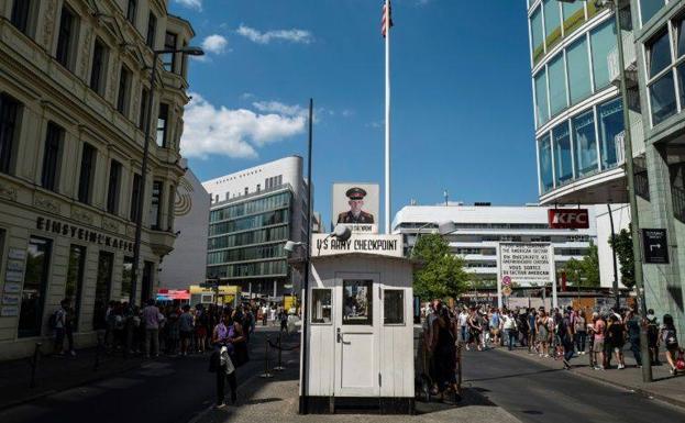 El Checkpoint Charlie busca destino digno 30 años después