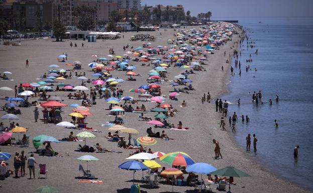 La mascarilla no deja marca en el primer día de verano en la Costa