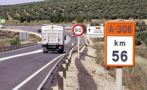 Los municipios afectados por la A-306 y la A-311 se debaten entre la satisfacción y la desilusión