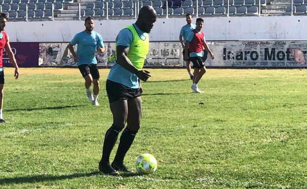 Achille Emaná ya entrena como jugador del Real Jaén CF
