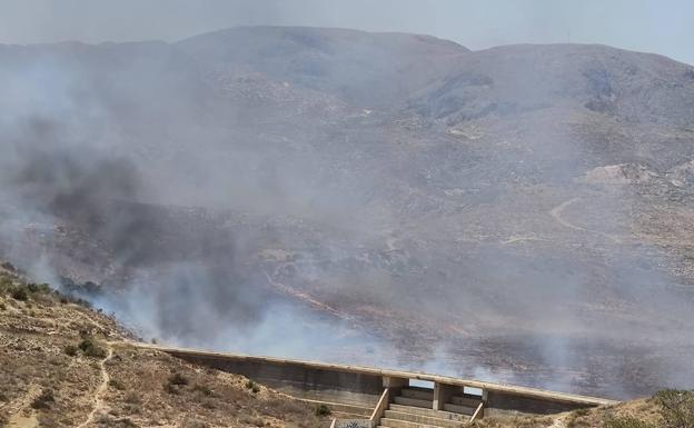 Mojácar, Níjar y Almería: tres incendios forestales simultáneos nada más comenzar el verano