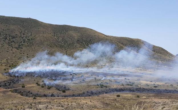 Estabilizado y controlado el incendio forestal declarado en el paraje La Serrata, en Níjar