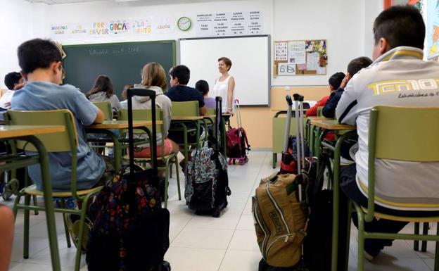 Andalucía reconocerá la autoridad del profesorado para «dignificar» la figura de los docentes