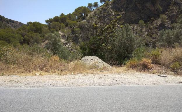 Denuncian el vertido de tierra con huesos a una cuneta tras una obra junto al antiguo cementerio de Guájar-Faragüit