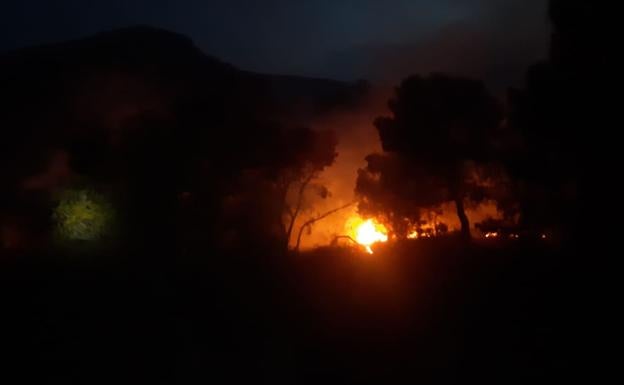 Un rayo provoca un incendio forestal en Bélmez de la Moraleda