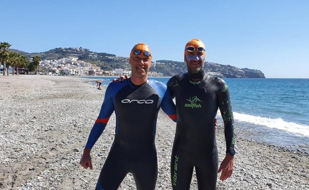 Cruzan la Costa de Granada a nado para que no se deje de donar médula ósea