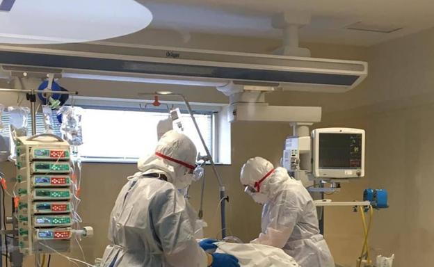 1.300 médicos podrían recibir un 'extra' de hasta 2.700 euros por su labor en la Covid