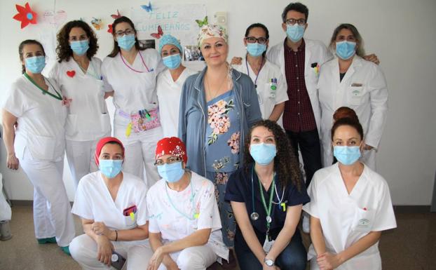 El milagro de la granadina que ha vencido a un cáncer agresivo tras cinco meses ingresada muy grave