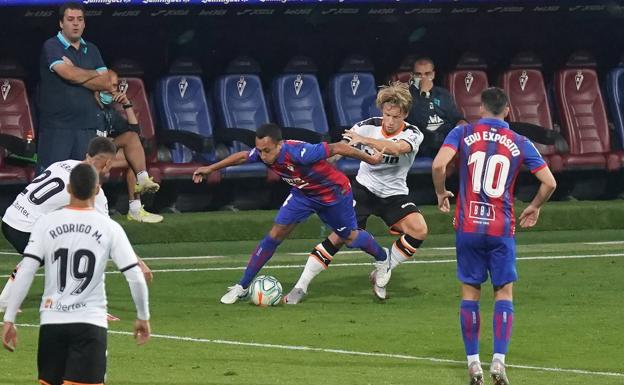 Orellana vuelve a Los Cármenes perseguido por la controversia