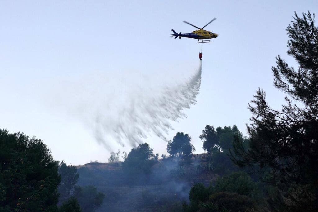 Así está siendo la extinción de un incendio en el Sacromonte de Granada