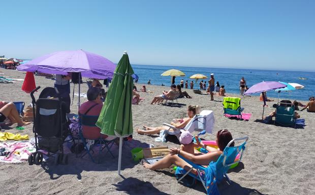 Lleno en las playas de Granada pero con respeto a las distancias