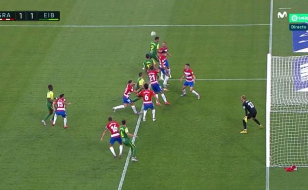 El VAR revisó más de dos minutos una caída de Kike García en el área