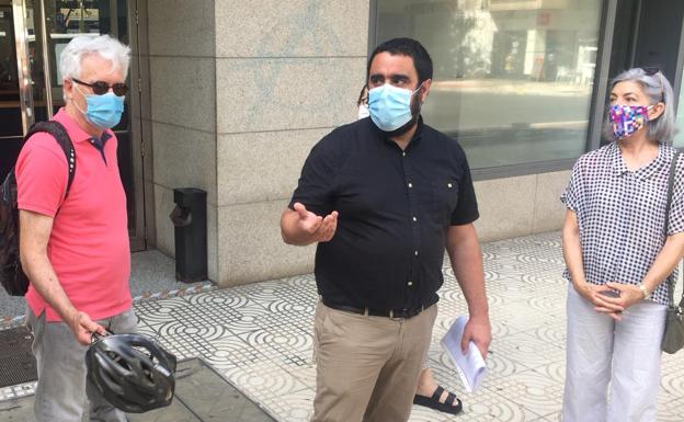 Los ecologistas, ante el hotel de Genoveses: «No descartamos ir a los tribunales»