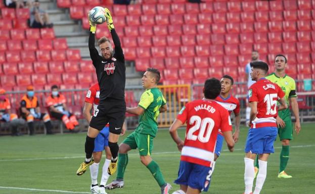 Aarón sufre el fuego amigo en su primer partido desde febrero