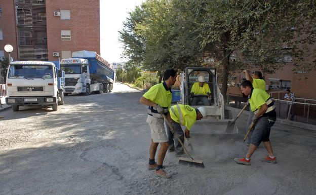 Anuncian mejoras en los parques infantiles, bacheo de calles y en la bajada a La Victoria