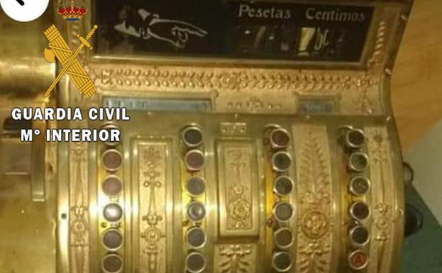 La Guardia Civil recupera una caja registradora de 1826 robada y valorada en 8.000 euros