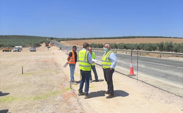 Reparación de los desperfectos ocasionados por la DANA en la A-302 en Linares