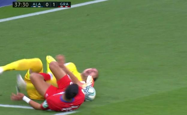 Antoñín se jugó la expulsión en un lance con Roberto